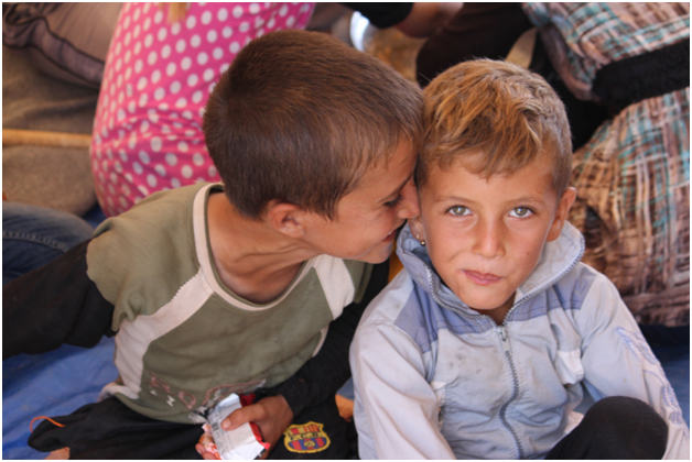 Deux jeunes garçons yézidis au camp pour personnes réfugiées de Nawrouz