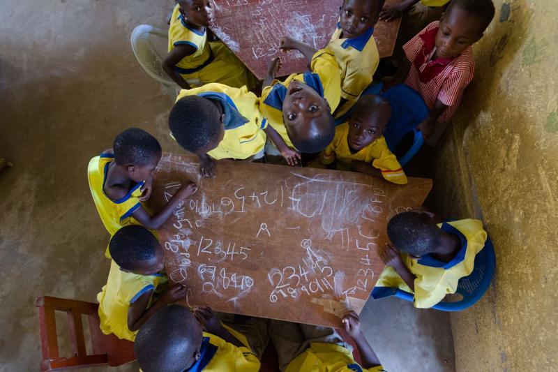 ghana-children-desk-classroom-uni189856.jpg