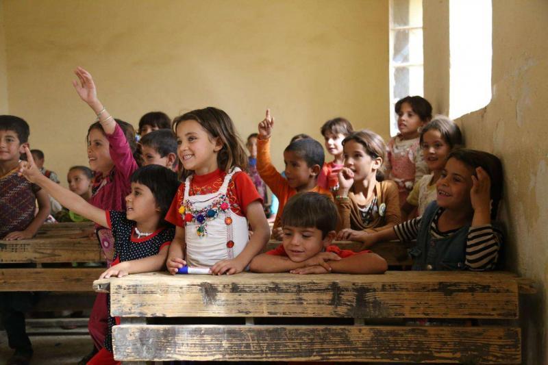 iraq-classroom-hands-up-uni199903-med-res.jpg