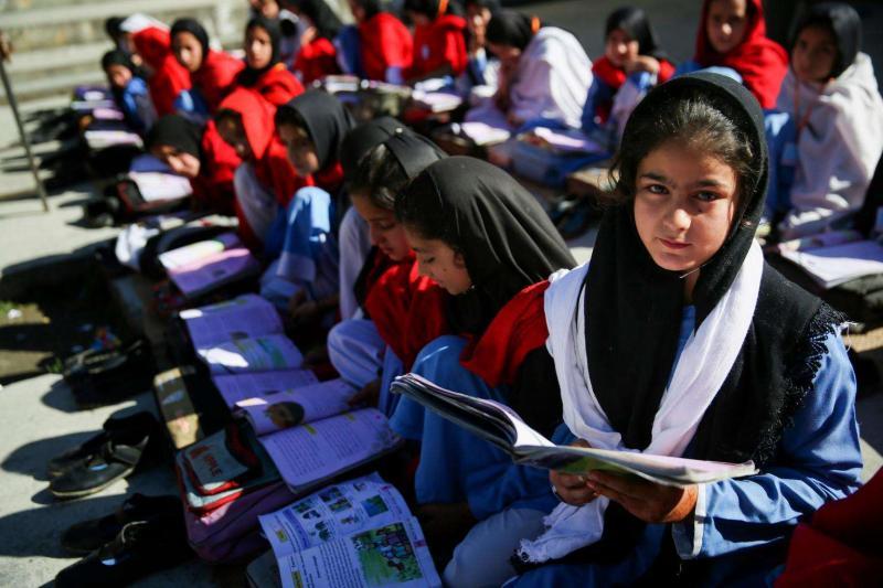 pakistan-earthquake-girls-study-outside-uni199930-med-res.jpg