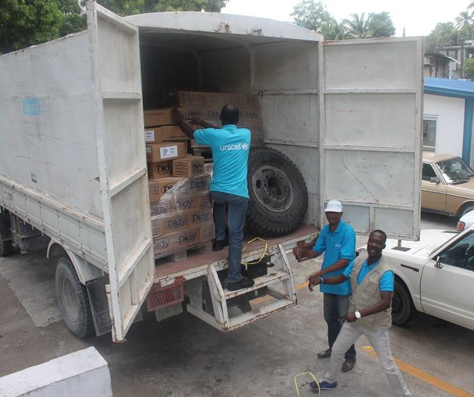 Le 6 octobre 2016 à Port-au-Prince, en Haïti, un camion est chargé dans la cour de l’UNICEF.