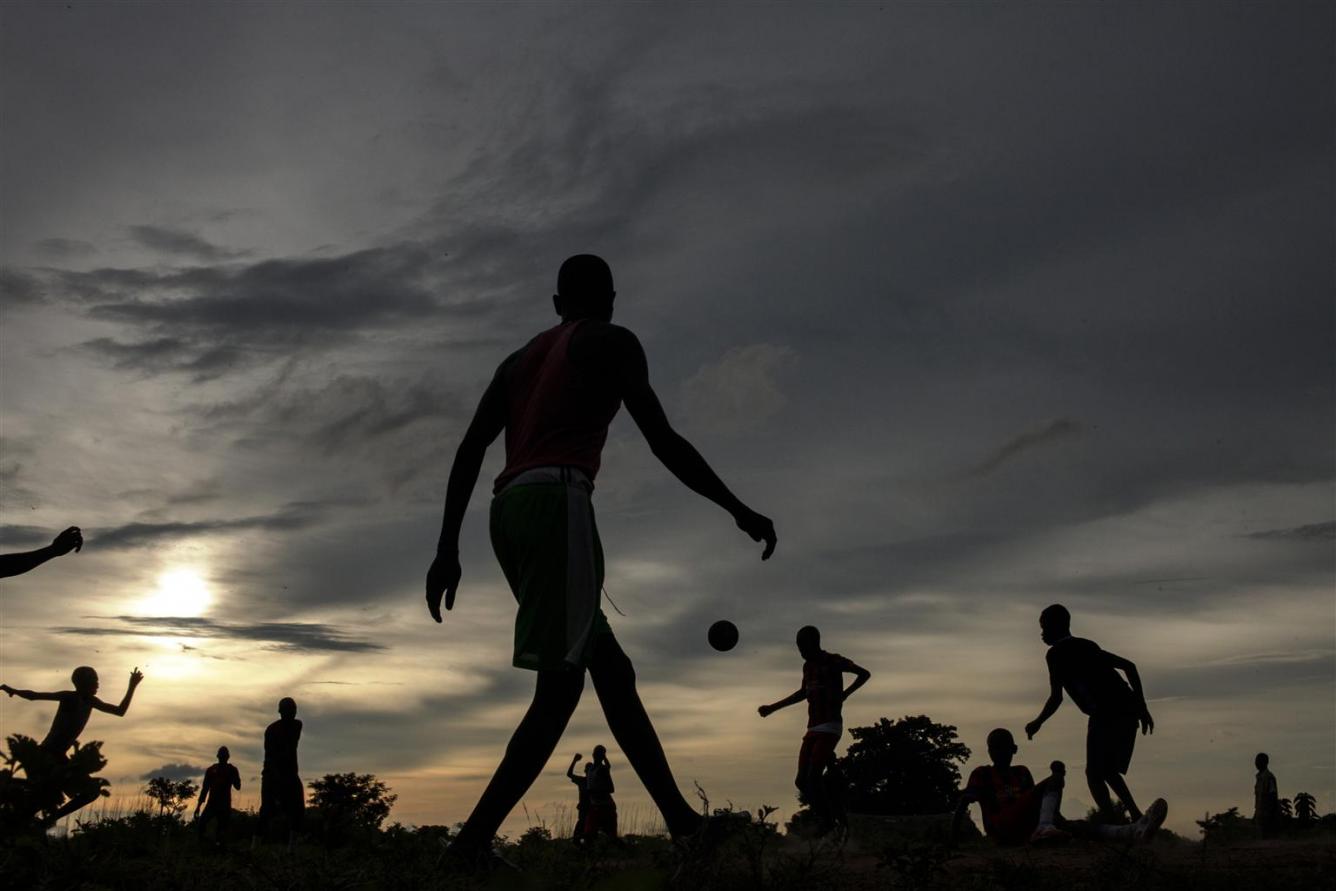 D’anciens enfants soldats jouent au soccer à l’extérieur d’un centre de transit pour jeunes en République centrafricaine. © UNICEF/UNI130550/Sokol