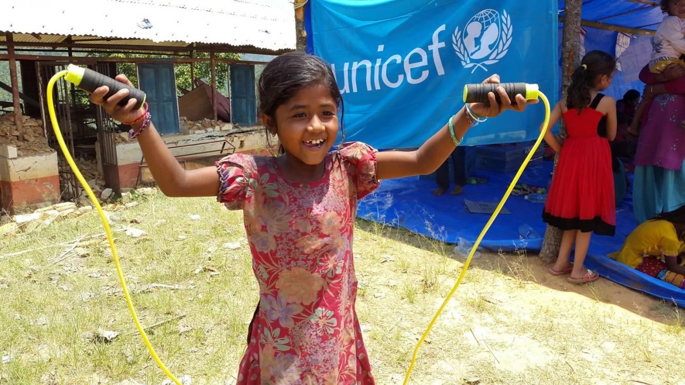 Au Népal, Monika s’amuse avec une corde à danser à l’extérieur d’un espace adapté aux enfants. © UNICEF/UNI185317/Page