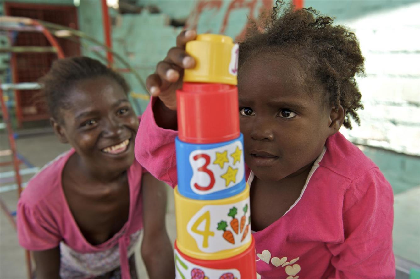 En Haïti, Alexi Kerida, âgée de 5 ans, joue avec un ensemble de jouets à empiler. © UNICEF/UNI78951/Noorani