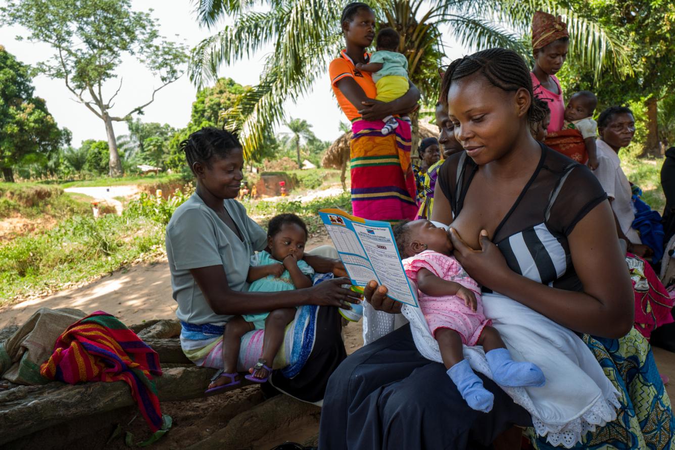des mères et leurs enfants attendent les vaccins de routine