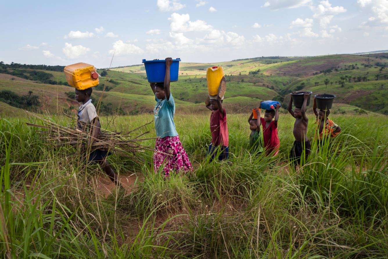 Des enfants transportent des contenants remplis d’eau