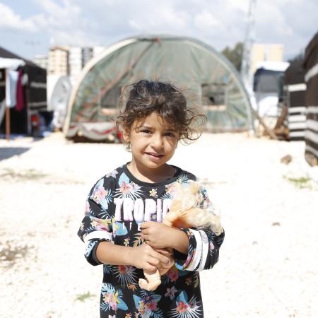 A little girl holding her toy at a temporary shelter in Hatay, Türkiye, after two devastating earthquakes hit south-east Türkiye on 1 May 2023.