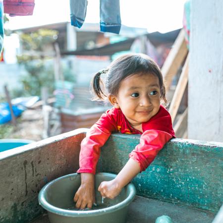 Dans le village de La Pistam Nebaj, María (deux ans) se lave les mains.