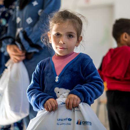 Aya, 4 ans. L'UNICEF distribue des vêtements et des trousses d'école.