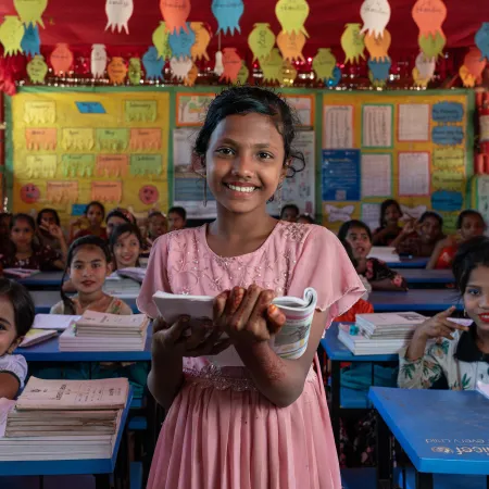Noor, 13 ans, étudie dans un des centres d'apprentissage que gère l'UNICEF dans les camps de réfugiés de Cox's Bazar, au Bangladesh.