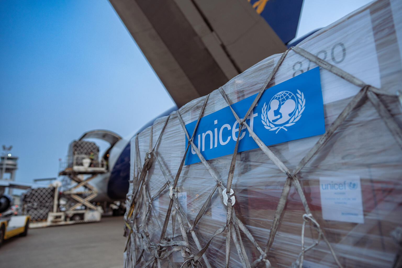 Une palette de fournitures au logo de l’UNICEF.