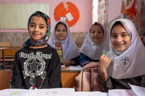 Des enfants réfugiées iraniennes et afghanes sont assises dans une salle de classe de rattrapage à Machhad, dans le Khorasan Razavi, en Iran.
