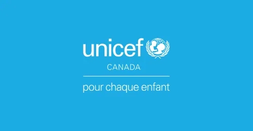 Logo d’UNICEF Canada en blanc sur un fond cyan.