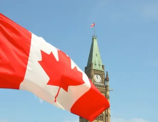 Un drapeau du Canada flotte devant le Parlement à Ottawa, Ontario, Canada.