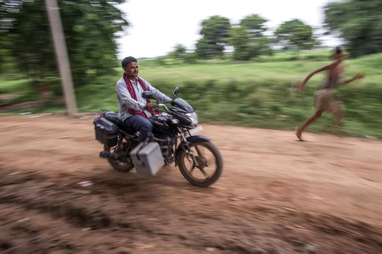 vaccine-motorbike-india-UN0510.jpg