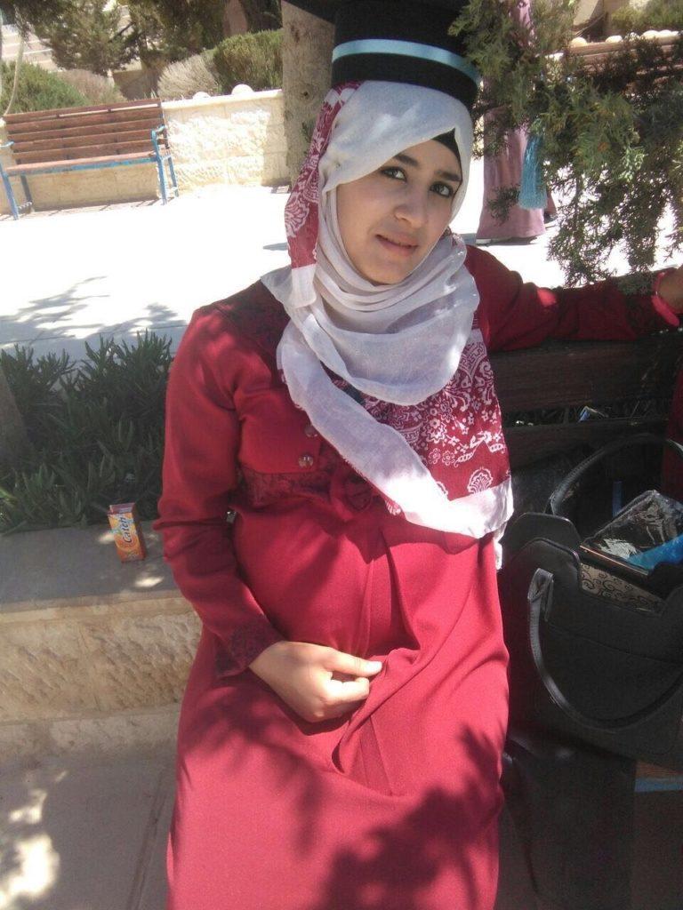 Hanadi est mariée et attend son premier enfant.