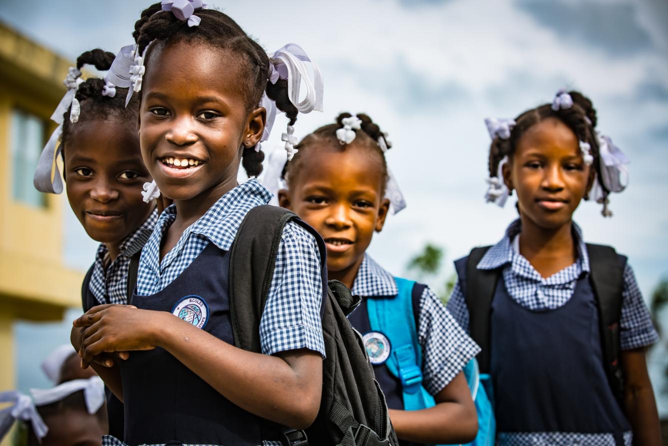 des filles se réunissent à l’extérieur de leur école