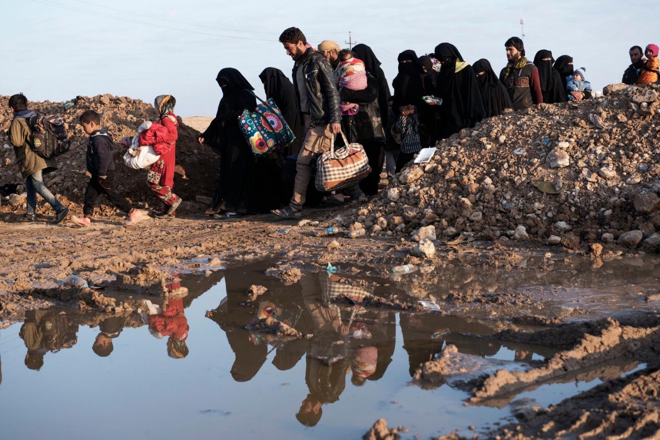 Des enfants et des adultes déplacés en Iraq.