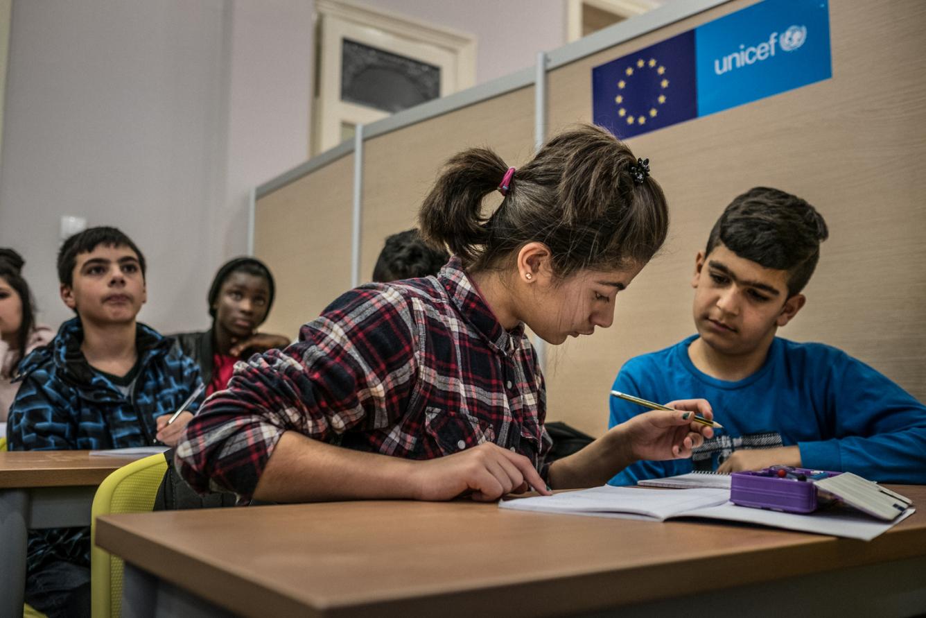 Des enfants sont assis dans une classe en Grece.