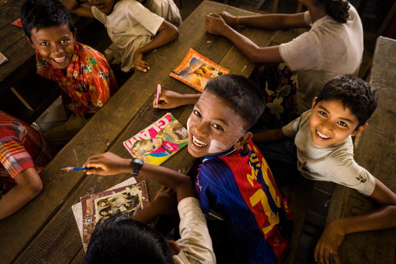 Des élèves sont assis dans une classe au Myanmar