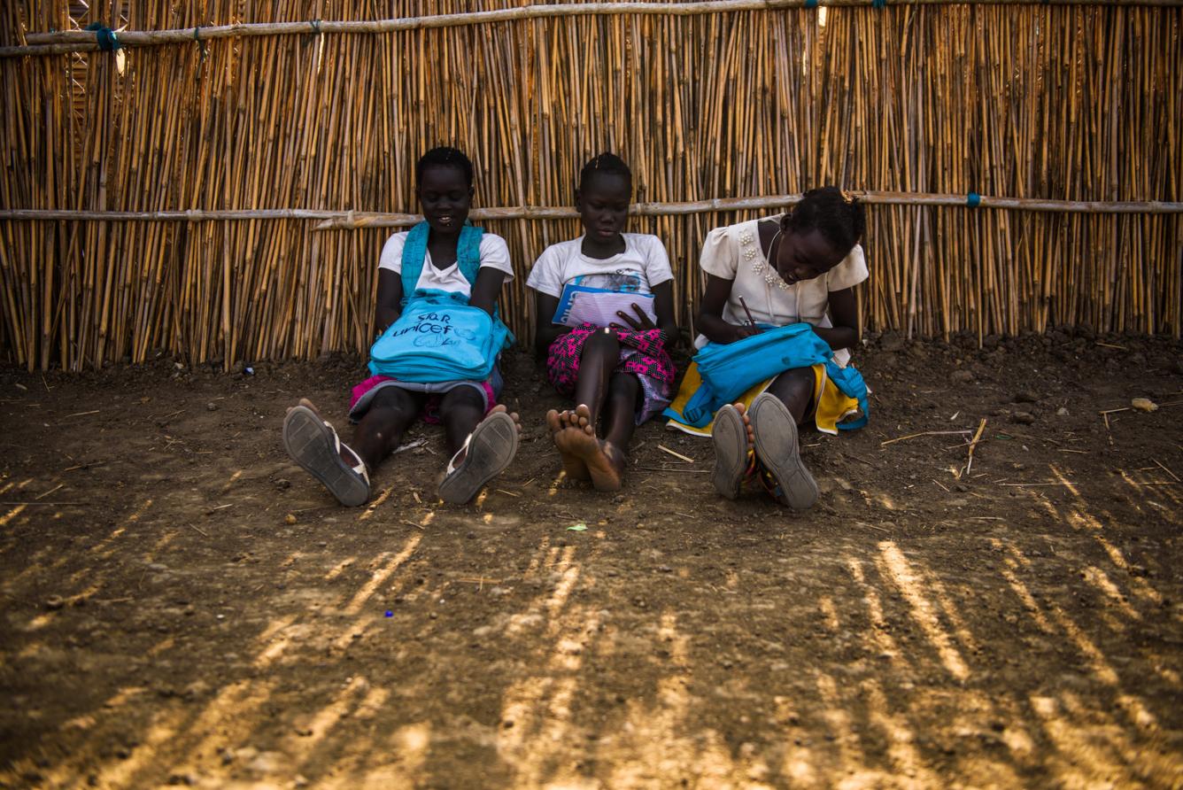 Des filles sont assises à même le sol après les cours