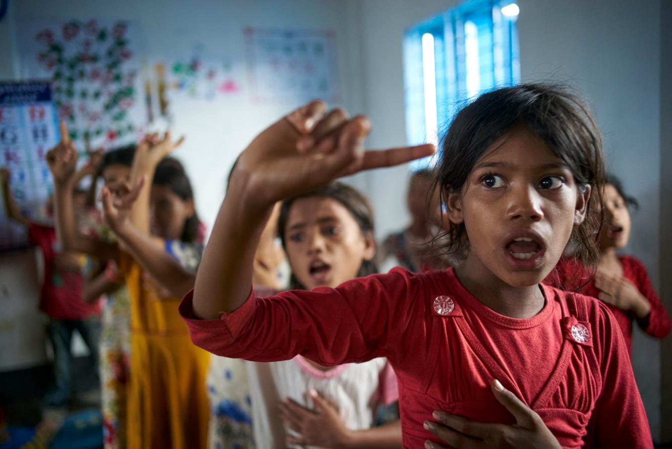 Yasmin chante avec d’autres enfants