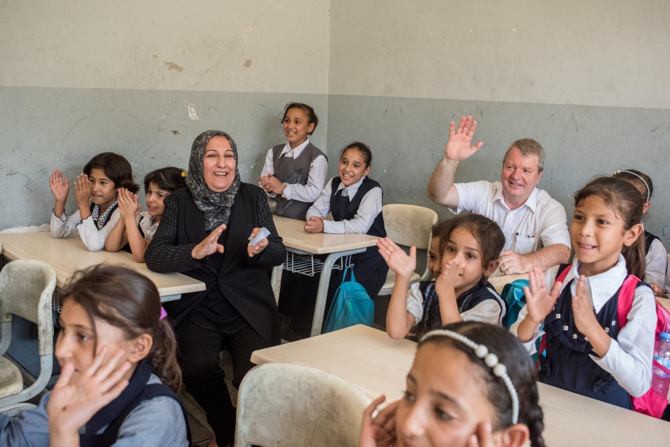 des élèves et des membres du personnel enseignant participe à une activité scolaire