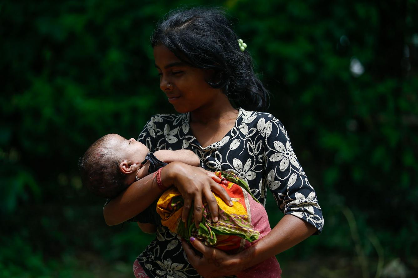 Manisha Raya porte sa petite sœur de 28 jours.
