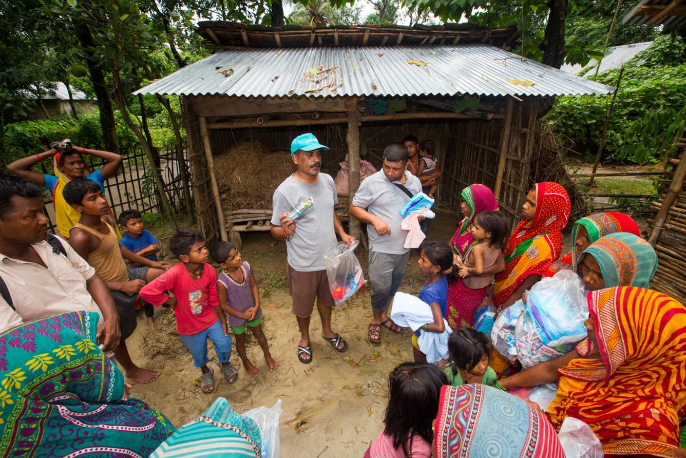 Ashok Jha, de l’UNICEF, présente le contenu d’une trousse de produits d’hygiène.