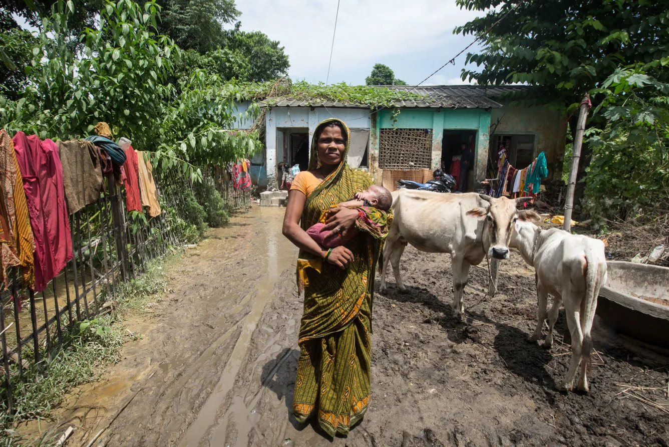 Asha Devi Raya porte sa petite fille de 28 jours