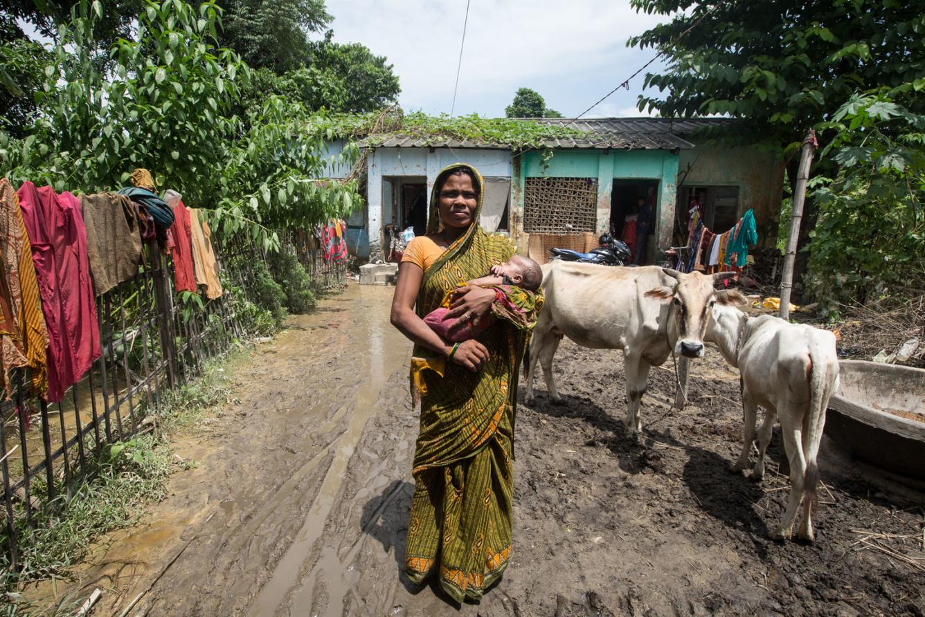 Asha Devi Raya porte sa petite fille de 28 jours