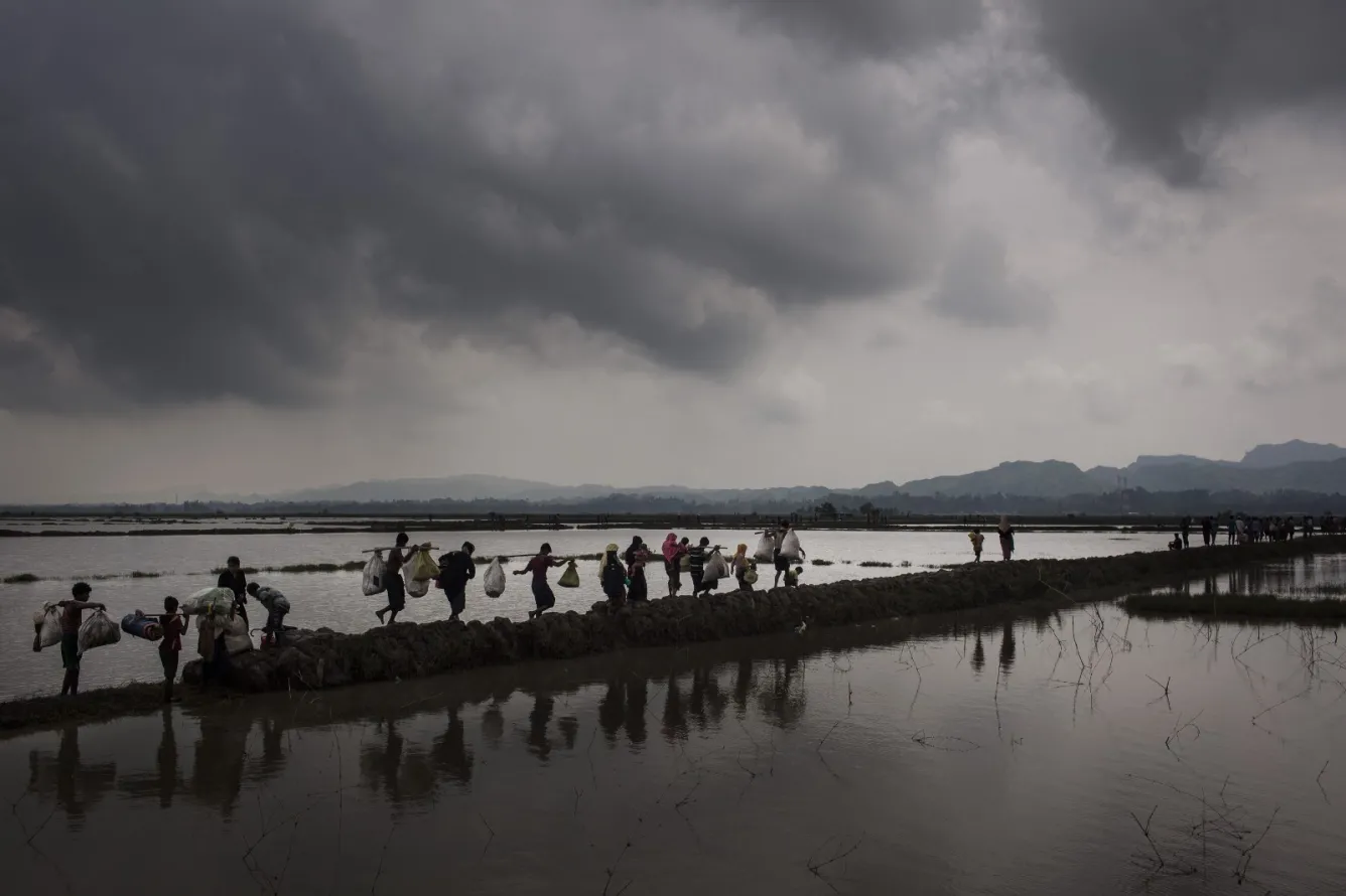 refugess walking across Cox's Bazaar
