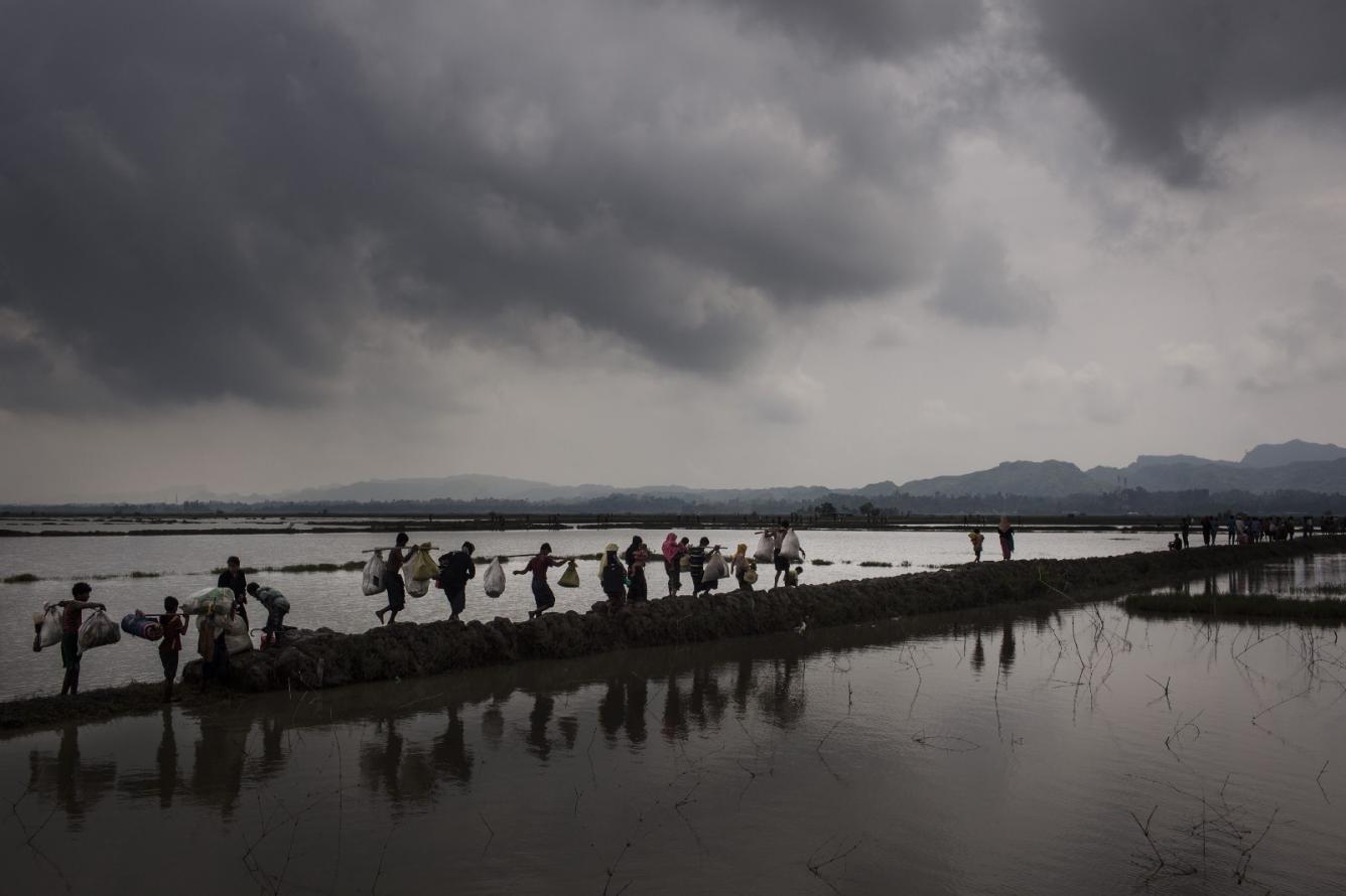 refugess walking across Cox's Bazaar
