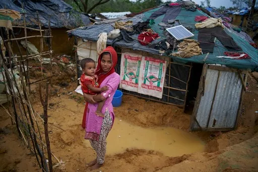 une mere et son fils au camp des réfugiés