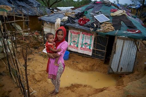 une mere et son fils au camp des réfugiés