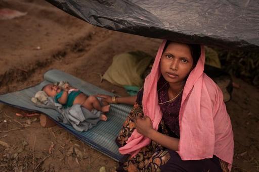 une mere et son bebe dans un camp des réfugiés