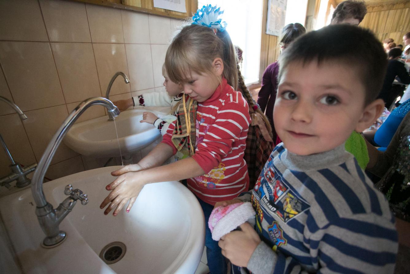 children washing hands in Ukraine