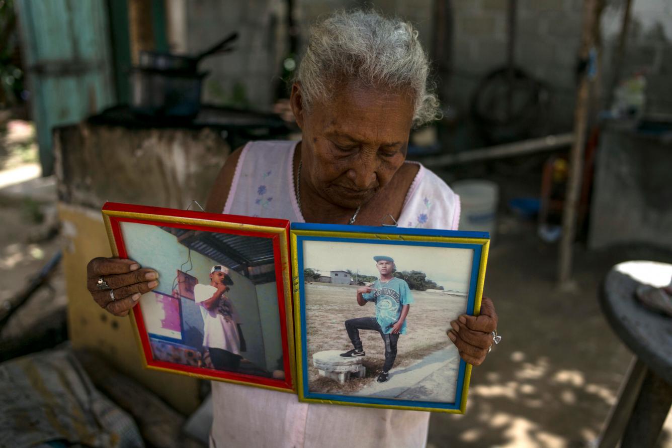 Au Honduras, une grand-mère montre des photos