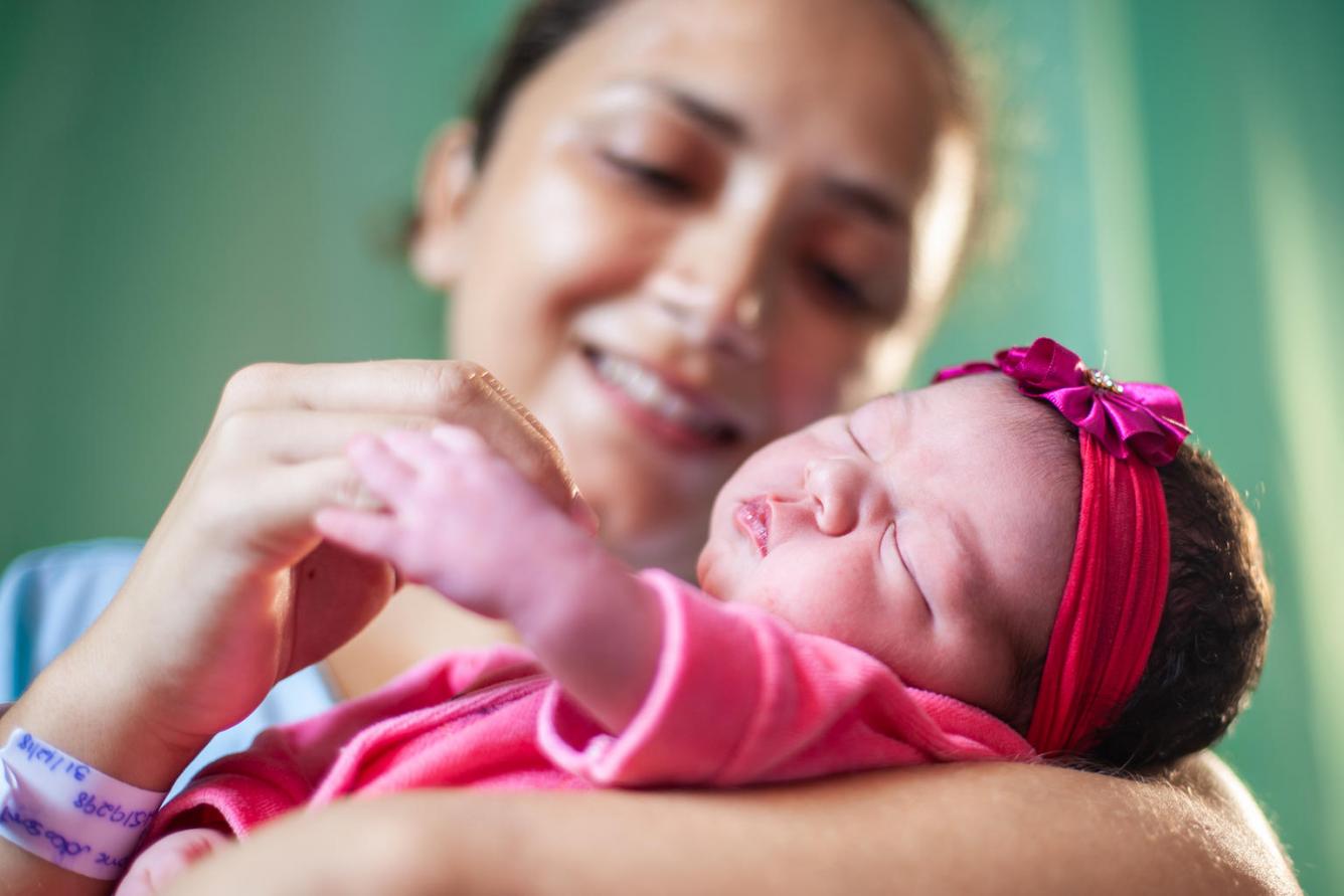 5 тыс мамам. Мама показывает ребенку. Baby_Julie. Bebbo UNICEF. UNICEF malumot.