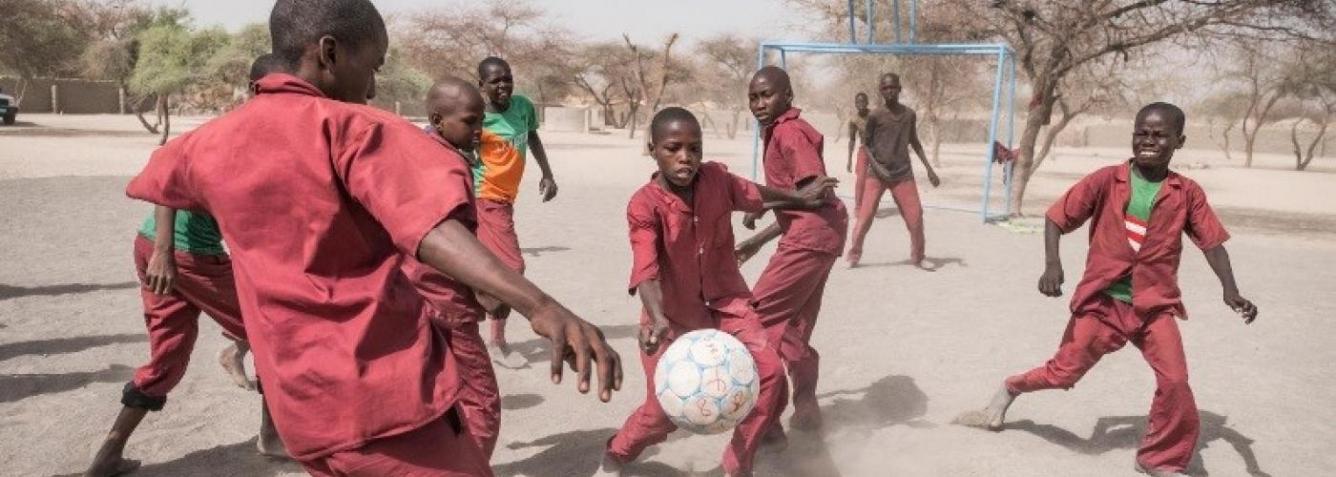 Au Tchad, des élèves jouent au soccer dans un site pour personnes déplacées à l’intérieur du pays.