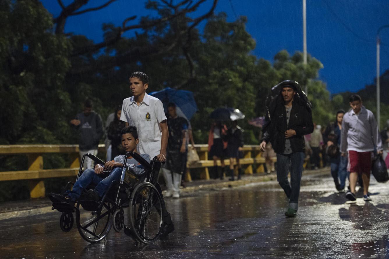 migrants crossing the bridge