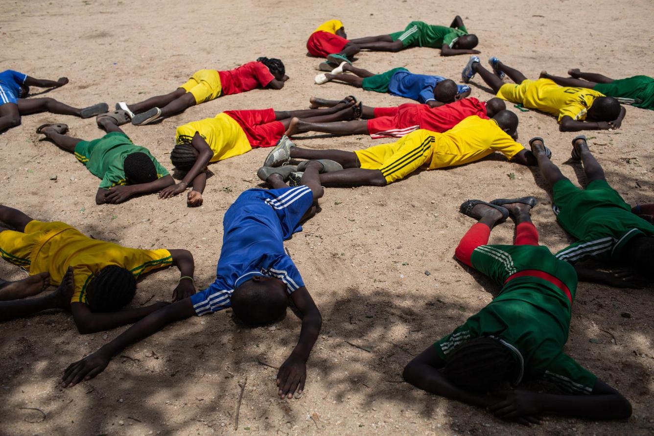des enfants simulent une attaque