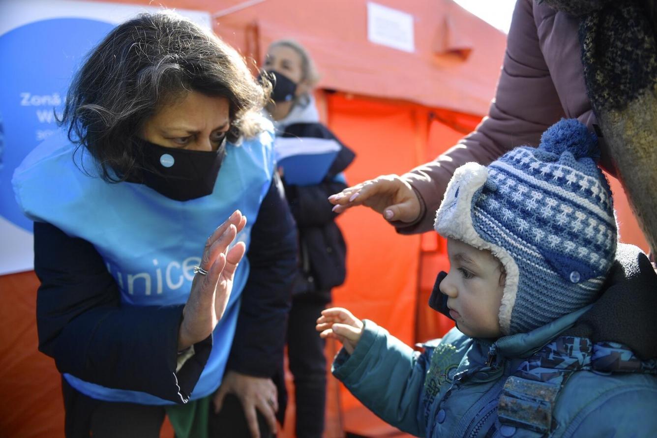 Le personnel de l'UNICEF et le garçon se saluent