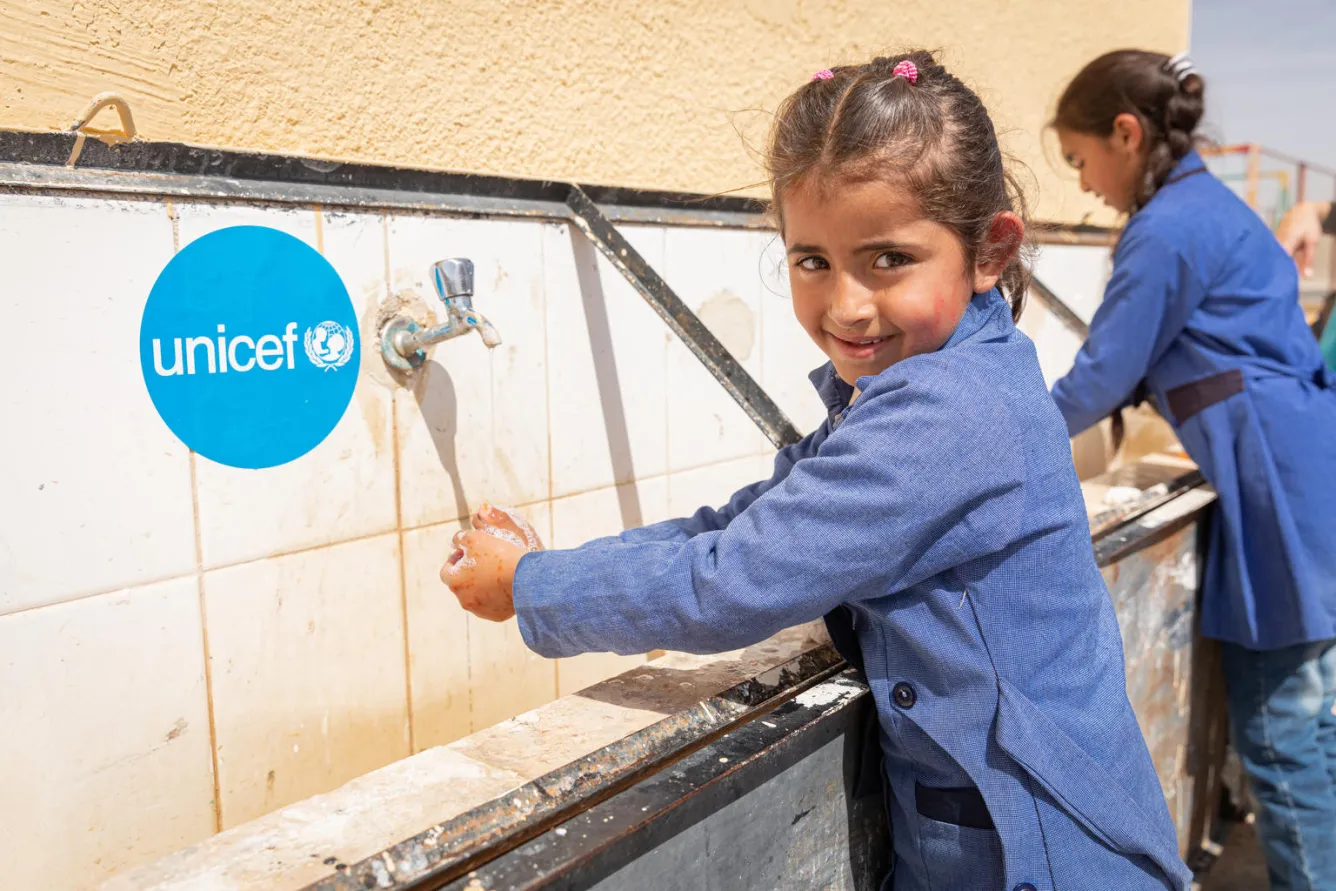 Une fille qui boit de l'eau dans une école en Jordanie
