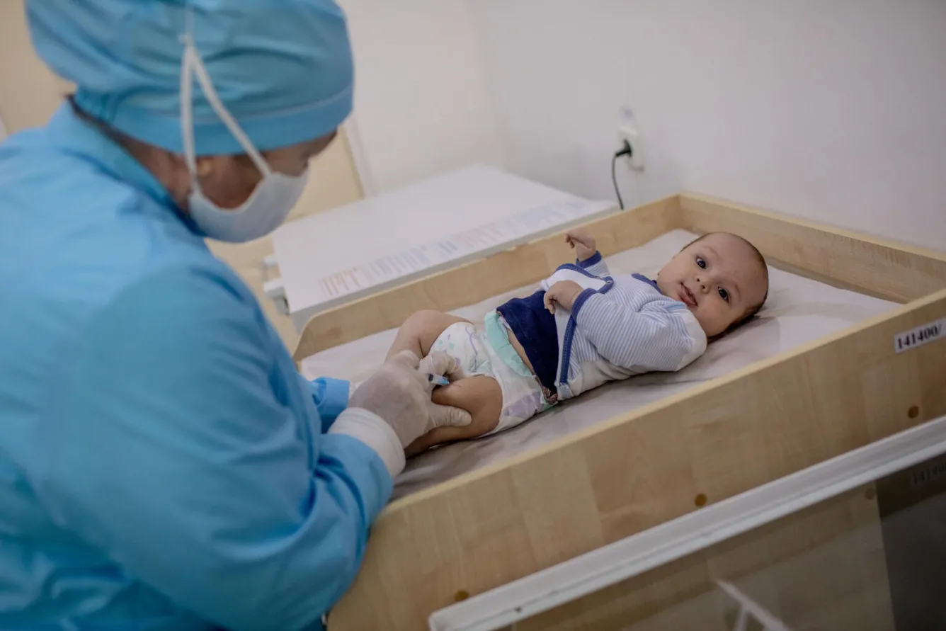 Bobojon Valiev, qui est âgé de 2 mois, reçoit son vaccin au Centre de santé Douchanbé