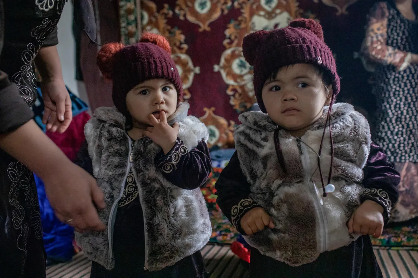Les sœurs jumelles Zuhro et Fotima à leur maison dans le village de Burmai Poyon