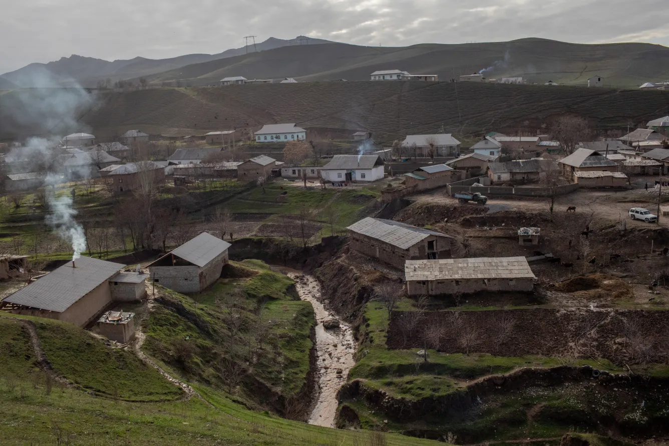 Une petite rivière serpente le village-commune de Sultonobod dans le district de Rudaki, au Tadjikistan.