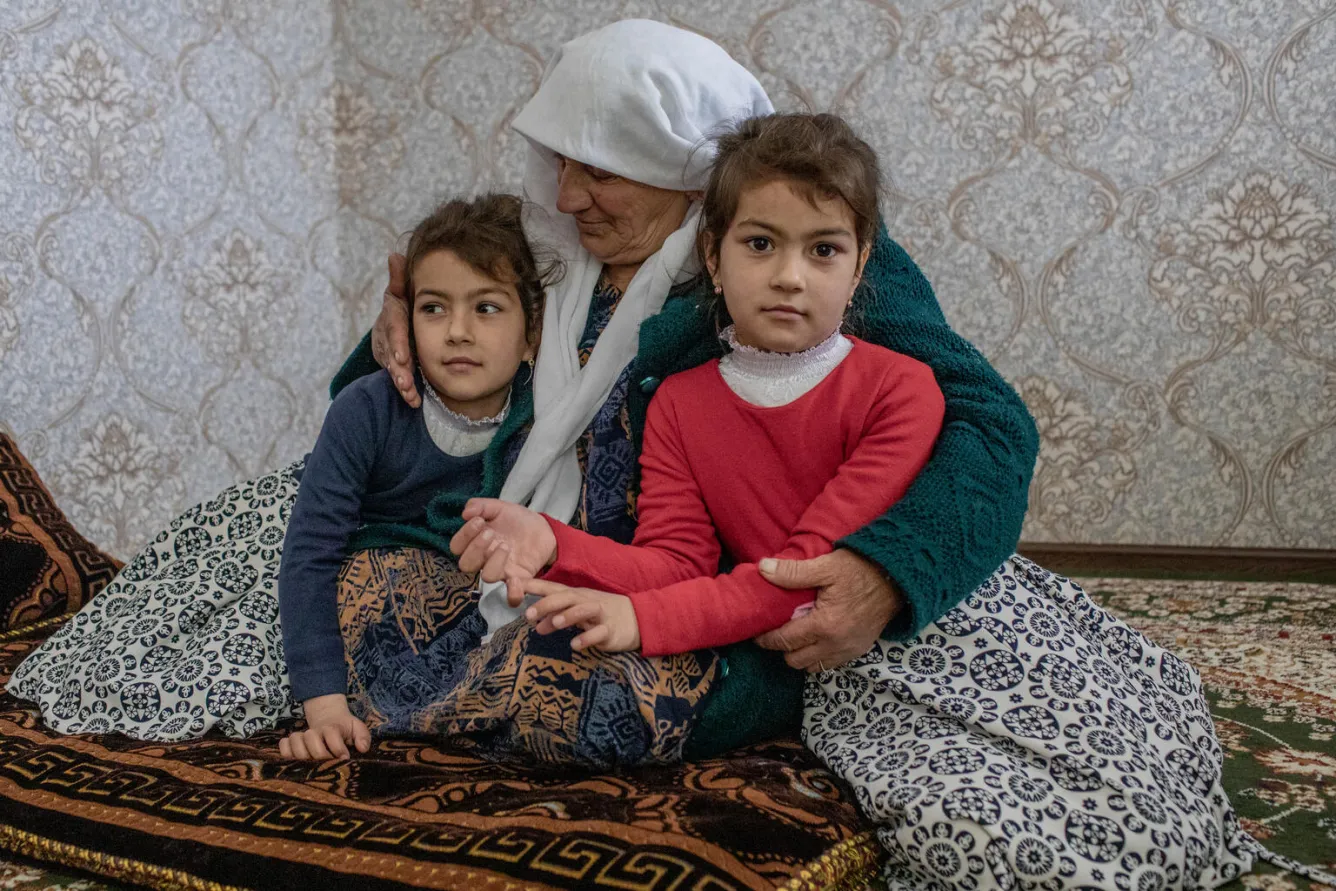 Magfirat et Marifat sont photographiées avec leur grand-mère, Shamsiya Muzafarova.