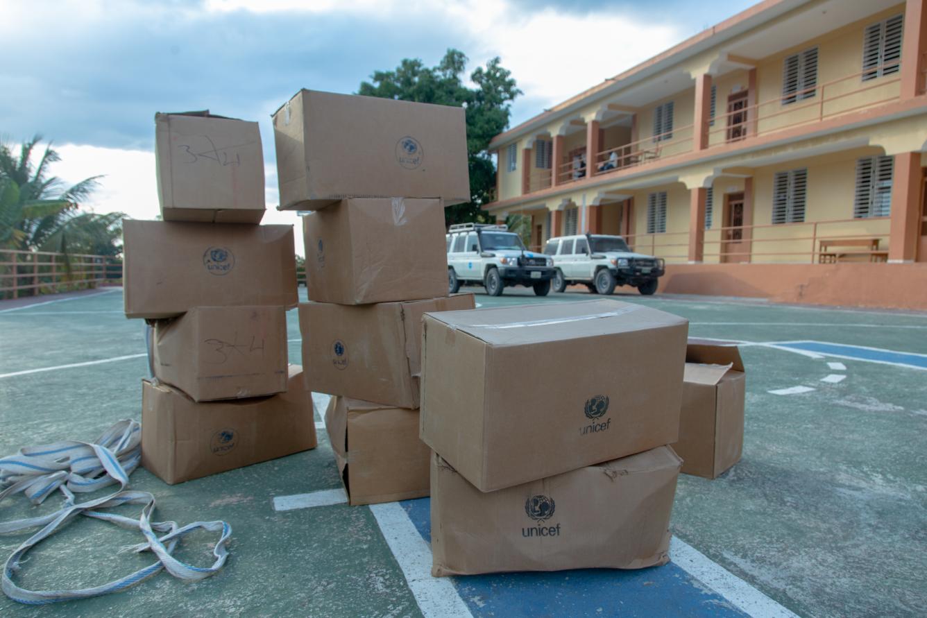 Des cartons de kits scolaires attendent d’être transportés vers des communes reculées telles que Les Irois dans la Grand’Anse.