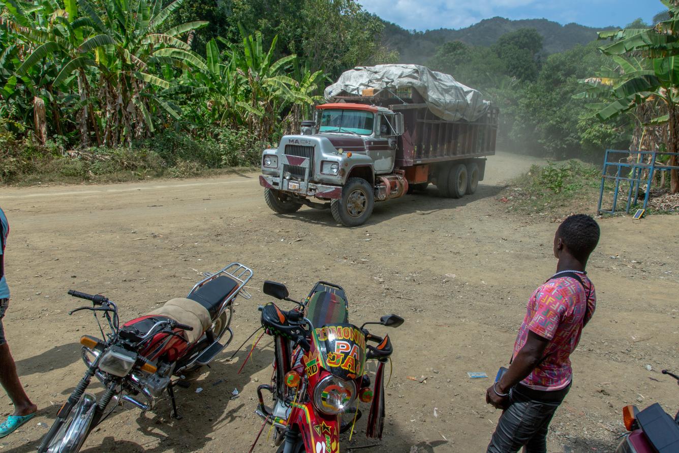 Un camion rempli de kits scolaires arrive à Les Irois, dans le Grand’Anse. De là, des motocyclettes et des mulets vont les transporter vers les écoles reculées de la commune.